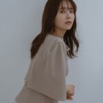 Sachika Nitta Instagram - 大粒パールのしなやかな動きにうっとり🦪 腕周りは涼しく快適に、けどオフィスや室内で冷えやすい肩はカバーする、ケープ型こそブラウスにあったっていいじゃな〜いと♡ こちらも5月20日20時販売、19時半にライブします🫙