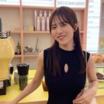 Sachika Nitta Instagram - シンガポールで有名なチーズケーキ屋さん🧀 ふらっと入ったけど、ミシュランとっとるみたいで チーズケーキ屋さんがってイメージなかったから驚いた🐭 ブルーチーズベースなんやってぇ とろとろであまじょっぱくて美味しかった♡ あとこっちのカフェはラテ頼む時も ノンシュガーか聞いた方がいいかも、油断してソイラテ頼むとあんま〜いってなるパターンが多かった☕️ 8枚目はチリクラブ食べれてノリノリの人🦀🦀 高級蟹チリってかんじ！ チャーハン必須です、美味しかったぁ〜 あまりに量多いからお持ち帰りしてホテルの夜食にしました🍚
