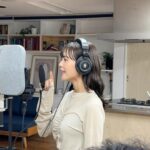 Sachika Nitta Instagram - お知らせです🏘️✨ 本日から放映の お部屋探しアプリCANARY のテレビCMに出演させていただいております。 家族もよく見とったCMに…嬉しい。 CMで歌わせていただいたのは初めて！笑 この動画以外にも全６パターンあるので是非お楽しみに〜！ ご存知の方もおるかもしれんけど… 特にダンスが下手っぴ😳 撮影当日は振付師さんにも支えていただきながら無事楽しく撮影を終えました🫶🏾 やから、みんなも観てみまっしね！ ほんで、使ってみまっしまー！ 地元の方言使わせていただいたのも嬉しいなぁ♩ どきまぎなオフショットも、かなりイイ？笑 TVCM（石川・関西・福岡・新潟・愛媛）に加えて、TVer / AbemaTV / YouTube (GoogleAC) にて全国配信です🦜