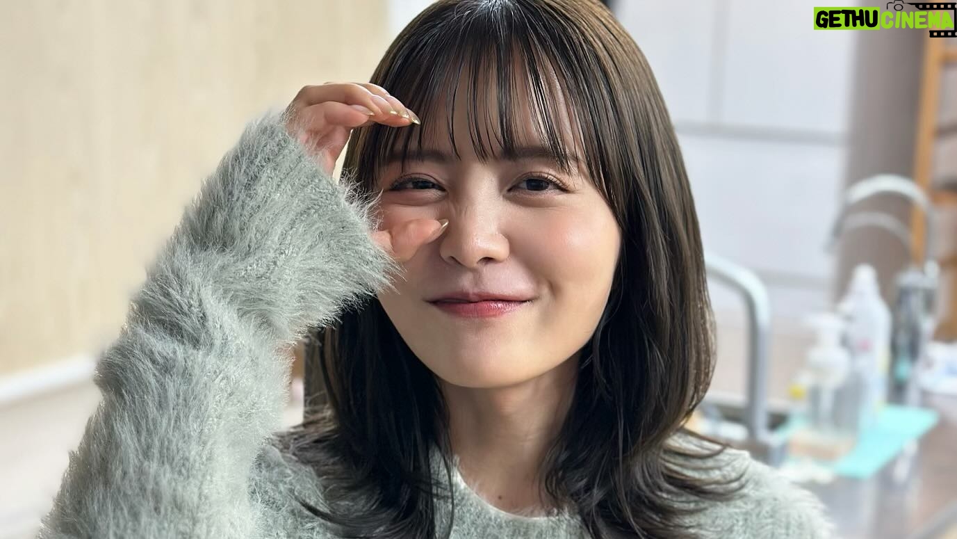 Sachika Nitta Instagram - お知らせです🏘️✨ 本日から放映の お部屋探しアプリCANARY のテレビCMに出演させていただいております。 家族もよく見とったCMに…嬉しい。 CMで歌わせていただいたのは初めて!笑 この動画以外にも全6パターンあるので是非お楽しみに〜! ご存知の方もおるかもしれんけど… 特にダンスが下手っぴ😳 撮影当日は振付師さんにも支えていただきながら無事楽しく撮影を終えました🫶🏾 やから、みんなも観てみまっしね! ほんで、使ってみまっしまー! 地元の方言使わせていただいたのも嬉しいなぁ♩ どきまぎなオフショットも、かなりイイ?笑 TVCM(石川・関西・福岡・新潟・愛媛)に加えて、TVer / AbemaTV / YouTube (GoogleAC) にて全国配信です🦜