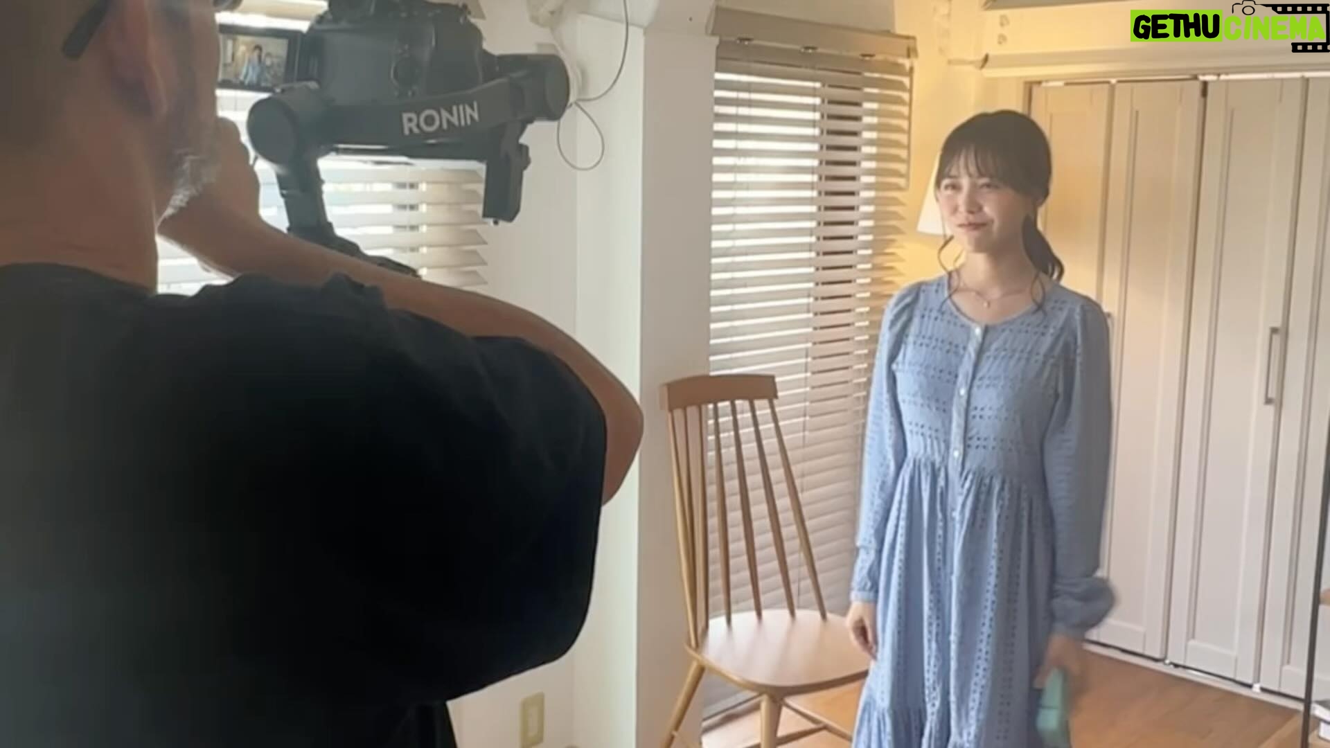 Sachika Nitta Instagram - お知らせです🏘️✨ 本日から放映の お部屋探しアプリCANARY のテレビCMに出演させていただいております。 家族もよく見とったCMに…嬉しい。 CMで歌わせていただいたのは初めて!笑 この動画以外にも全6パターンあるので是非お楽しみに〜! ご存知の方もおるかもしれんけど… 特にダンスが下手っぴ😳 撮影当日は振付師さんにも支えていただきながら無事楽しく撮影を終えました🫶🏾 やから、みんなも観てみまっしね! ほんで、使ってみまっしまー! 地元の方言使わせていただいたのも嬉しいなぁ♩ どきまぎなオフショットも、かなりイイ?笑 TVCM(石川・関西・福岡・新潟・愛媛)に加えて、TVer / AbemaTV / YouTube (GoogleAC) にて全国配信です🦜