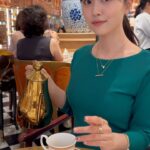 Sachika Nitta Instagram - coffee time☕️💚 モロッコ発やけどシンガポールでは定番のお土産みたい♡ レトロな王室感あって可愛かったなぁ。 3枚目は、200種類以上の珈琲豆の中から、 ココナッツ系やスパイス系が好きと伝えて お豆を一緒に選んでもらっとるところ🤲🏽 Sweet Siesta Coffee Birthday Wish Coffee を選んで、３人で１人2杯は飲めるからシェアするのおすすめっ クロワッサンは、KAYAトーストのKAYAとピスタチオの二色に🥐