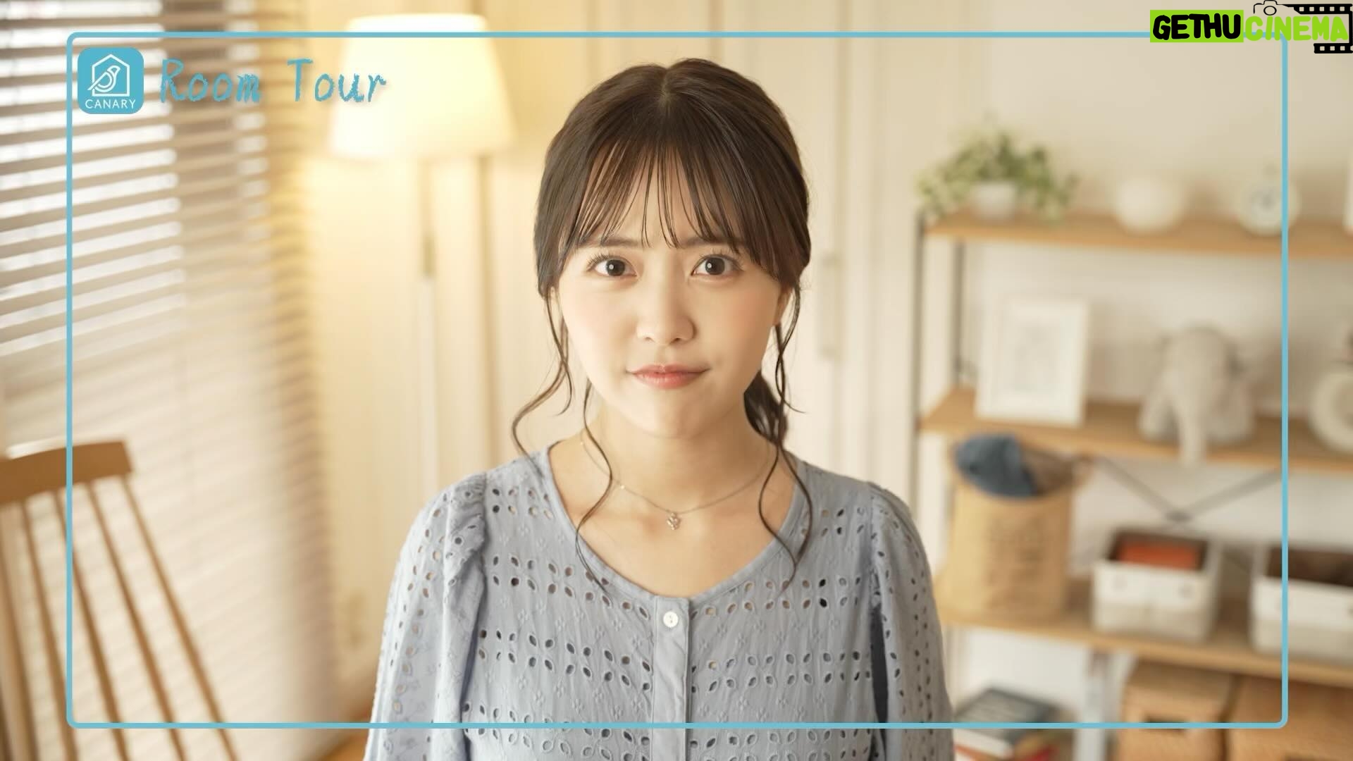 Sachika Nitta Instagram - お知らせです🏘️✨ 本日から放映の お部屋探しアプリCANARY のテレビCMに出演させていただいております。 家族もよく見とったCMに…嬉しい。 CMで歌わせていただいたのは初めて!笑 この動画以外にも全6パターンあるので是非お楽しみに〜! ご存知の方もおるかもしれんけど… 特にダンスが下手っぴ😳 撮影当日は振付師さんにも支えていただきながら無事楽しく撮影を終えました🫶🏾 やから、みんなも観てみまっしね! ほんで、使ってみまっしまー! 地元の方言使わせていただいたのも嬉しいなぁ♩ どきまぎなオフショットも、かなりイイ?笑 TVCM(石川・関西・福岡・新潟・愛媛)に加えて、TVer / AbemaTV / YouTube (GoogleAC) にて全国配信です🦜