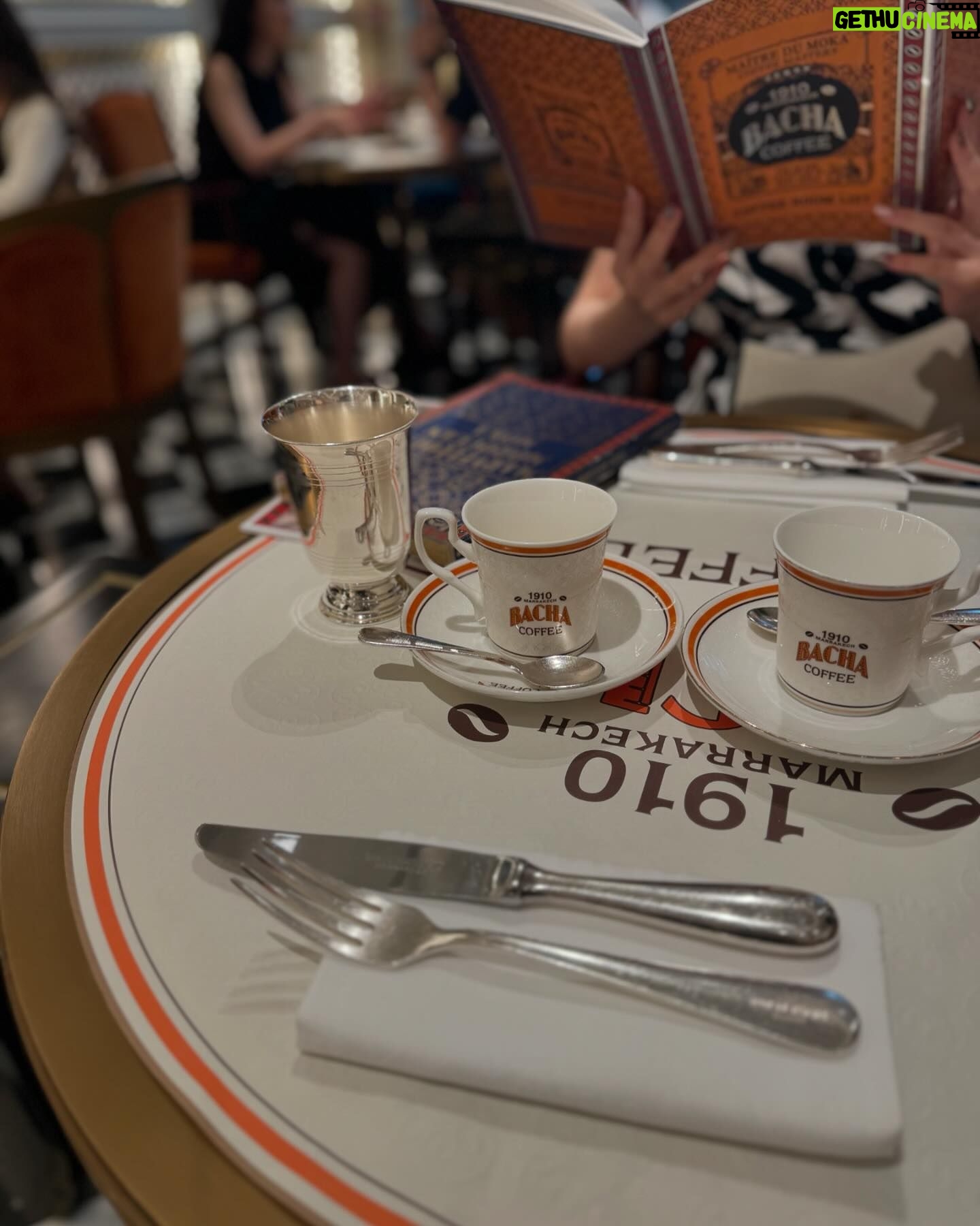 Sachika Nitta Instagram - coffee time☕️💚 モロッコ発やけどシンガポールでは定番のお土産みたい♡ レトロな王室感あって可愛かったなぁ。 3枚目は、200種類以上の珈琲豆の中から、 ココナッツ系やスパイス系が好きと伝えて お豆を一緒に選んでもらっとるところ🤲🏽 Sweet Siesta Coffee Birthday Wish Coffee を選んで、3人で1人2杯は飲めるからシェアするのおすすめっ クロワッサンは、KAYAトーストのKAYAとピスタチオの二色に🥐