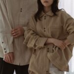 Sachika Nitta Instagram - ご報告があります。 本日、Edomより2つのブランドを発表させていただきます✨ これまで育んできた“らしさを味方につける装い“に続き、新たな道へ一歩踏み出しました。 【VALLAN（バラン） @vallan.jp 】 柔和から生まれた、素直で類ないデザイン ばらばらで良い、人々の調和を保つ”バランス” “ざっくばらん”の語源 「ざっく」と「ばらり」 心の殻をざっくりと破って、ばらりとすてる 気取らず、心を曝け出す様子 “ざっく”を削いだ、“ばらん”と自由で緩やかな状態 バランスを取りすぎない、類ないあなたへ 【BORRAKE(ボラケ) @borrake.official 】 Borrakeの由来は、「朝ぼらけ」。 夜から朝へ、暗闇を抜け明るくなっていくその瞬間は 何色か断定できない、柔らかさや希望を帯びたニュアンスに満ちています。 その色は毎朝異なり、ひとつとして同じ空模様はありません。 このジュエリーを身につけた日は、自分らしく、どこか背筋が伸びるような気がする。 そんな瞬間の積み重ねができたら。 Borrakeのアイテムがあなたの“雰囲気“の一部になれたら。 周囲の人をふと惹きつけてしまう 簡単なようで難しい魅惑の “雰囲気“ へ、私たちは挑み続けます。 そして・・ 空けといてねって匂わせとったこと・・ ブランド初の合同【POPUP】を東京にて開催いたします👏🏽 イベントにお越しいただいた方に優先で、今季コレクションのお披露目・ご注文とさせていただきます。 Spring Summer Collection 2024 in Tokyo 【日付】 4月19日(金)〜4月21(日) 【営業時間】 10:00~20:00 【住所】 Swell Coffee Roasters 〒153-0051 東京都目黒区上目黒1丁目-11-1 OAKBLDGⅡ イベントのご予約・詳細はこちらから。 - https://select-type.com/rsv/?id=-ZMz4gt8_bs&c_id=338910 私も店頭にいるので、みなさまとお会いできること楽しみにしております🥰 ブランドのHPも是非ご覧ください♡ - VALLAN https://www.vallan.jp/ - BORRAKE https://borrake.com 自社ブランドとして関わること全てが新鮮で、この準備期間はあっという間でした。 それは、トンネルの向こうの光が見えない、何が正解かわからない日々。 ただただ手探りで自分に何ができるかを考える夜明けの時間を過ごしました。 そんな時に、朝ぼらけの景色が心に寄り添ってくれたり、私らしさと言われる持ち前のざっくばらんな性格で、今日を迎えることができたような気がします。 何より、繊維や紙材の工場様、HP制作様、ロゴデザイナー様、運送会社様、撮影チーム、スタッフ、家族、多岐に渡る関係者の皆様、世間知らずの若造の想いを真正面から純粋に受け入れてくださり、時には議論を交わしたりと、幾度もの想いとお時間をかけて拘りに辛抱強くお付き合いいただけたこと、本当に有り難い日々の連続でした。 0からのスタートに携わってくださった皆さま、心より感謝申し上げます。 未熟者ですが、皆様のお声を聞きながら、志を忘れず 挑み続けたいと思いますので、お力添え、お心添えいただけますと大変嬉しいです。 初めまして、VALLANとBORRAKEをどうぞよろしくお願いいたします🙇🏼 新田さちか