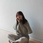 Sachika Nitta Instagram - メンズのTシャツ今年は出ますか❔ 出ますよ👕 ピスタチオっぽいグレーと、 ダークネイビー、ホワイト、 どれも外れのないカラーなので 色違いもよし、お揃いもよし、ミニティーと合わせてペアでもお楽しみいただけます🫶🏽 メンズアイテムはりょうくんがモデルをしてくれました！ 他のショットもお楽しみに✨✨ 月曜の20時販売開始です♡ @vallan.jp