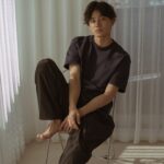 Sachika Nitta Instagram - メンズのTシャツ今年は出ますか❔ 出ますよ👕 ピスタチオっぽいグレーと、 ダークネイビー、ホワイト、 どれも外れのないカラーなので 色違いもよし、お揃いもよし、ミニティーと合わせてペアでもお楽しみいただけます🫶🏽 メンズアイテムはりょうくんがモデルをしてくれました！ 他のショットもお楽しみに✨✨ 月曜の20時販売開始です♡ @vallan.jp