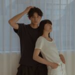 Sachika Nitta Instagram - メンズのTシャツ今年は出ますか❔ 出ますよ👕 ピスタチオっぽいグレーと、 ダークネイビー、ホワイト、 どれも外れのないカラーなので 色違いもよし、お揃いもよし、ミニティーと合わせてペアでもお楽しみいただけます🫶🏽 メンズアイテムはりょうくんがモデルをしてくれました！ 他のショットもお楽しみに✨✨ 月曜の20時販売開始です♡ @vallan.jp