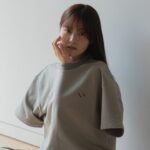 Sachika Nitta Instagram - メンズのTシャツ今年は出ますか❔ 出ますよ👕 ピスタチオっぽいグレーと、 ダークネイビー、ホワイト、 どれも外れのないカラーなので 色違いもよし、お揃いもよし、ミニティーと合わせてペアでもお楽しみいただけます🫶🏽 メンズアイテムはりょうくんがモデルをしてくれました！ 他のショットもお楽しみに✨✨ 月曜の20時販売開始です♡ @vallan.jp