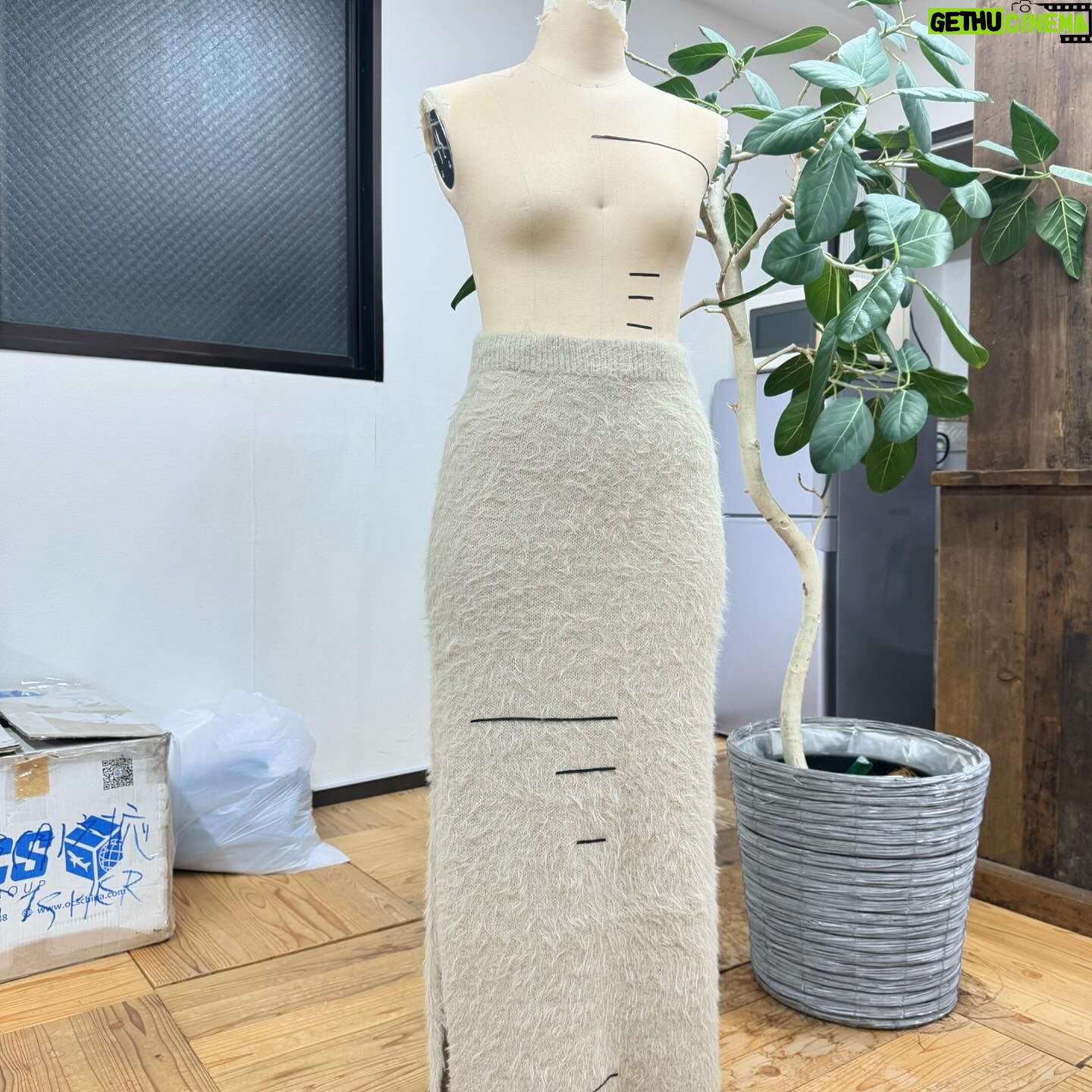 Sachika Nitta Instagram - ご報告があります。 本日、Edomより2つのブランドを発表させていただきます✨ これまで育んできた“らしさを味方につける装い“に続き、新たな道へ一歩踏み出しました。 【VALLAN(バラン) @vallan.jp 】 柔和から生まれた、素直で類ないデザイン ばらばらで良い、人々の調和を保つ”バランス” “ざっくばらん”の語源 「ざっく」と「ばらり」 心の殻をざっくりと破って、ばらりとすてる 気取らず、心を曝け出す様子 “ざっく”を削いだ、“ばらん”と自由で緩やかな状態 バランスを取りすぎない、類ないあなたへ 【BORRAKE(ボラケ) @borrake.official 】 Borrakeの由来は、「朝ぼらけ」。 夜から朝へ、暗闇を抜け明るくなっていくその瞬間は 何色か断定できない、柔らかさや希望を帯びたニュアンスに満ちています。 その色は毎朝異なり、ひとつとして同じ空模様はありません。 このジュエリーを身につけた日は、自分らしく、どこか背筋が伸びるような気がする。 そんな瞬間の積み重ねができたら。 Borrakeのアイテムがあなたの“雰囲気“の一部になれたら。 周囲の人をふと惹きつけてしまう 簡単なようで難しい魅惑の “雰囲気“ へ、私たちは挑み続けます。 そして・・ 空けといてねって匂わせとったこと・・ ブランド初の合同【POPUP】を東京にて開催いたします👏🏽 イベントにお越しいただいた方に優先で、今季コレクションのお披露目・ご注文とさせていただきます。 Spring Summer Collection 2024 in Tokyo 【日付】 4月19日(金)〜4月21(日) 【営業時間】 10:00~20:00 【住所】 Swell Coffee Roasters 〒153-0051 東京都目黒区上目黒1丁目-11-1 OAKBLDGⅡ イベントのご予約・詳細はこちらから。 - https://select-type.com/rsv/?id=-ZMz4gt8_bs&c_id=338910 私も店頭にいるので、みなさまとお会いできること楽しみにしております🥰 ブランドのHPも是非ご覧ください♡ - VALLAN https://www.vallan.jp/ - BORRAKE https://borrake.com 自社ブランドとして関わること全てが新鮮で、この準備期間はあっという間でした。 それは、トンネルの向こうの光が見えない、何が正解かわからない日々。 ただただ手探りで自分に何ができるかを考える夜明けの時間を過ごしました。 そんな時に、朝ぼらけの景色が心に寄り添ってくれたり、私らしさと言われる持ち前のざっくばらんな性格で、今日を迎えることができたような気がします。 何より、繊維や紙材の工場様、HP制作様、ロゴデザイナー様、運送会社様、撮影チーム、スタッフ、家族、多岐に渡る関係者の皆様、世間知らずの若造の想いを真正面から純粋に受け入れてくださり、時には議論を交わしたりと、幾度もの想いとお時間をかけて拘りに辛抱強くお付き合いいただけたこと、本当に有り難い日々の連続でした。 0からのスタートに携わってくださった皆さま、心より感謝申し上げます。 未熟者ですが、皆様のお声を聞きながら、志を忘れず 挑み続けたいと思いますので、お力添え、お心添えいただけますと大変嬉しいです。 初めまして、VALLANとBORRAKEをどうぞよろしくお願いいたします🙇🏼 新田さちか