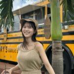 Sachika Nitta Instagram - 南国にも欠かさずカーディガン🌴🌴 お手元に届いてさらにラメの感じも伝わるんやろうなぁ楽しみ♡ ホワイトのセットアップはもうないんやけど、ベージュはあとすこーしだけあるんやって🙊 日焼け対策により向いとるお色です🌞
