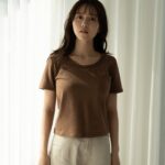 Sachika Nitta Instagram - メンズのTシャツ今年は出ますか❔ 出ますよ👕 ピスタチオっぽいグレーと、 ダークネイビー、ホワイト、 どれも外れのないカラーなので 色違いもよし、お揃いもよし、ミニティーと合わせてペアでもお楽しみいただけます🫶🏽 メンズアイテムはりょうくんがモデルをしてくれました！ 他のショットもお楽しみに✨✨ 月曜の20時販売開始です♡ @vallan.jp