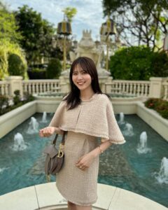 Sachika Nitta Instagram - シンガポールユニバ🎠🎠 ツイードワンピのベージュ選んで良かった☺️ こちらも明日発売日です♡ #VALLAN #VALLAN_2024ss