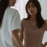 Sachika Nitta Instagram - メンズのTシャツ今年は出ますか❔ 出ますよ👕 ピスタチオっぽいグレーと、 ダークネイビー、ホワイト、 どれも外れのないカラーなので 色違いもよし、お揃いもよし、ミニティーと合わせてペアでもお楽しみいただけます🫶🏽 メンズアイテムはりょうくんがモデルをしてくれました！ 他のショットもお楽しみに✨✨ 月曜の20時販売開始です♡ @vallan.jp