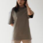 Sachika Nitta Instagram - メンズのTシャツ今年は出ますか❔ 出ますよ👕 ピスタチオっぽいグレーと、 ダークネイビー、ホワイト、 どれも外れのないカラーなので 色違いもよし、お揃いもよし、ミニティーと合わせてペアでもお楽しみいただけます🫶🏽 メンズアイテムはりょうくんがモデルをしてくれました！ 他のショットもお楽しみに✨✨ 月曜の20時販売開始です♡ @vallan.jp
