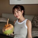 Sachika Nitta Instagram - I looove coco🥥🥥 このミニタンクの形が好きすぎる~♪ 私の中でこの夏大活躍や~♪ アヤンナ宮古島 @ayannamiyako さまにご招待いただきスイートのお部屋に宿泊させていただきました。 インテリアの色使いがまずとっても好み。 木の温もりを感じるんに、整頓されててスタイリッシュさも🪑 同じカーテン探したくなったけど、宮古島ならではの雰囲気やなぁって🙂‍↕️🙂‍↕️ フローティングの朝食もいただきました♡ パンケーキふわとろで美味しすぎ…！ #PR #ayannamiyako #miyakojima