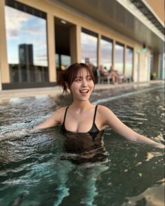 Sachika Nitta Instagram - I love the sunset🫶🏽 だからっ好き〜だと言って 天使になって そして笑ってもう一度〜🕶️ 今年は控えめが気分なのかしら🩱