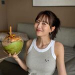 Sachika Nitta Instagram - I looove coco🥥🥥 このミニタンクの形が好きすぎる~♪ 私の中でこの夏大活躍や~♪ アヤンナ宮古島 @ayannamiyako さまにご招待いただきスイートのお部屋に宿泊させていただきました。 インテリアの色使いがまずとっても好み。 木の温もりを感じるんに、整頓されててスタイリッシュさも🪑 同じカーテン探したくなったけど、宮古島ならではの雰囲気やなぁって🙂‍↕️🙂‍↕️ フローティングの朝食もいただきました♡ パンケーキふわとろで美味しすぎ…！ #PR #ayannamiyako #miyakojima