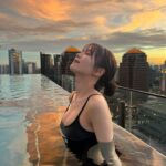 Sachika Nitta Instagram - I love the sunset🫶🏽 だからっ好き〜だと言って 天使になって そして笑ってもう一度〜🕶️ 今年は控えめが気分なのかしら🩱
