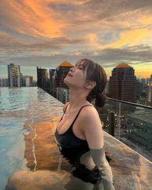 Sachika Nitta Instagram - I love the sunset🫶🏽

だからっ好き〜だと言って
天使になって
そして笑ってもう一度〜🕶️

今年は控えめが気分なのかしら🩱