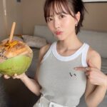 Sachika Nitta Instagram - I looove coco🥥🥥 このミニタンクの形が好きすぎる~♪ 私の中でこの夏大活躍や~♪ アヤンナ宮古島 @ayannamiyako さまにご招待いただきスイートのお部屋に宿泊させていただきました。 インテリアの色使いがまずとっても好み。 木の温もりを感じるんに、整頓されててスタイリッシュさも🪑 同じカーテン探したくなったけど、宮古島ならではの雰囲気やなぁって🙂‍↕️🙂‍↕️ フローティングの朝食もいただきました♡ パンケーキふわとろで美味しすぎ…！ #PR #ayannamiyako #miyakojima