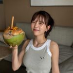 Sachika Nitta Instagram - I looove coco🥥🥥 このミニタンクの形が好きすぎる~♪ 私の中でこの夏大活躍や~♪ アヤンナ宮古島 @ayannamiyako さまにご招待いただきスイートのお部屋に宿泊させていただきました。 インテリアの色使いがまずとっても好み。 木の温もりを感じるんに、整頓されててスタイリッシュさも🪑 同じカーテン探したくなったけど、宮古島ならではの雰囲気やなぁって🙂‍↕️🙂‍↕️ フローティングの朝食もいただきました♡ パンケーキふわとろで美味しすぎ…！ #PR #ayannamiyako #miyakojima