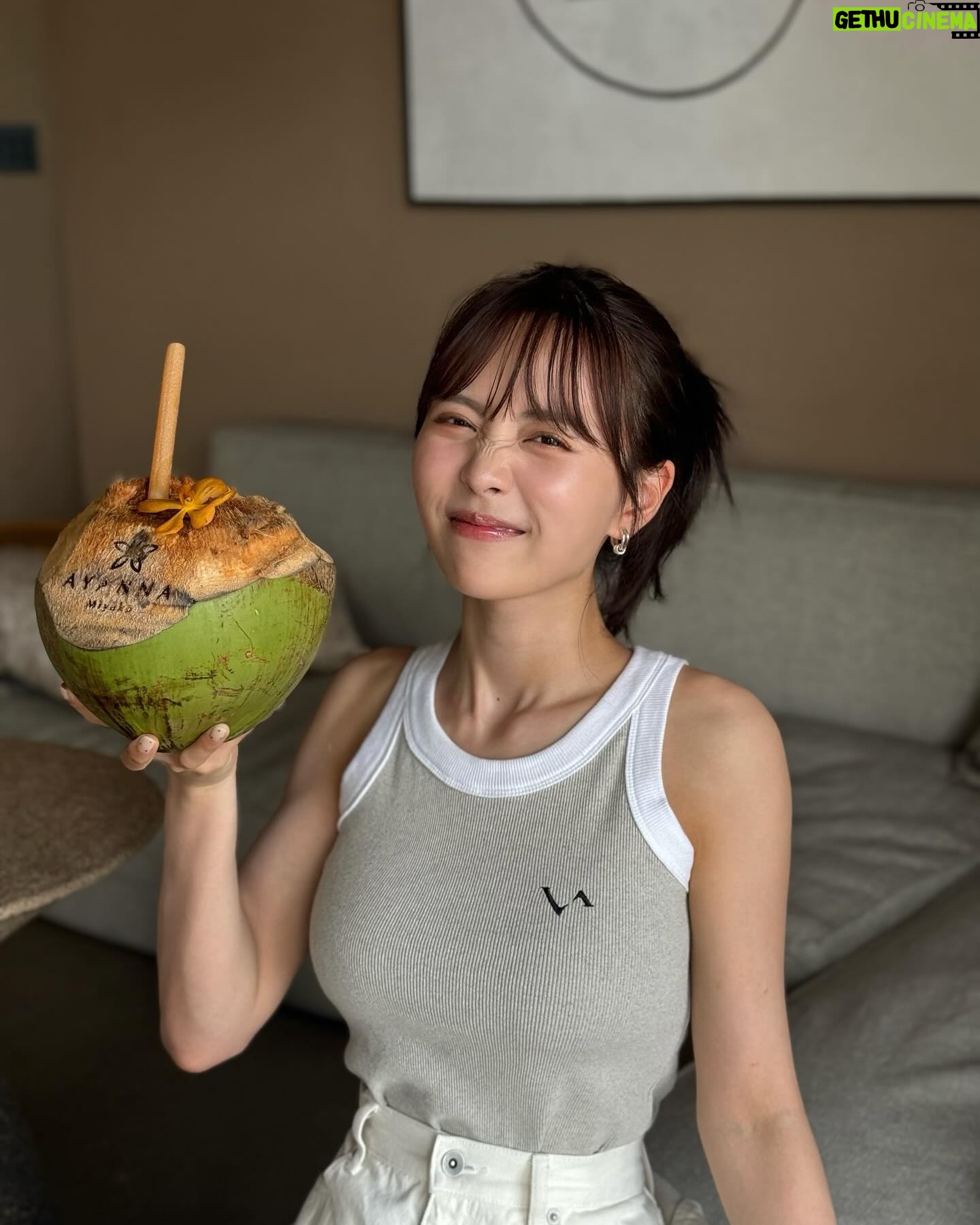 Sachika Nitta Instagram - I looove coco🥥🥥 このミニタンクの形が好きすぎる~♪ 私の中でこの夏大活躍や~♪ アヤンナ宮古島 @ayannamiyako さまにご招待いただきスイートのお部屋に宿泊させていただきました。 インテリアの色使いがまずとっても好み。 木の温もりを感じるんに、整頓されててスタイリッシュさも🪑 同じカーテン探したくなったけど、宮古島ならではの雰囲気やなぁって🙂↕️🙂↕️ フローティングの朝食もいただきました♡ パンケーキふわとろで美味しすぎ…! #PR #ayannamiyako #miyakojima
