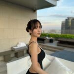 Sachika Nitta Instagram - I love the sunset🫶🏽 だからっ好き〜だと言って 天使になって そして笑ってもう一度〜🕶️ 今年は控えめが気分なのかしら🩱