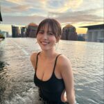Sachika Nitta Instagram - I love the sunset🫶🏽 だからっ好き〜だと言って 天使になって そして笑ってもう一度〜🕶️ 今年は控えめが気分なのかしら🩱