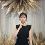 Sachika Nitta Instagram - 復刻アイテム、絶妙肌魅せワンピ🧙🏻‍♀️✨ 腹チラのアイコニックアイテム、 Side Open Flap Stitch Dressはもう来週発売やね♡ 2年前にsachatで初登場してから毎年即完しているアイテムを今年はVALLANらしく大人な微配色で帰ってきました♡おかえりっ♡ POPUPでも今年も完売、安定の人気で嬉しかったなぁ。 私の推しカラーは…やっぱりブラックかなぁ🐦‍⬛🐦‍⬛ 4.5枚目は去年、6枚目以降は一昨年の🗒️ 低身長さんも高身長さんも、きれいめさんもカジュアルさんもお楽しみいただけるアイテムです。 是非お見逃しなくっ✨ #VALLAN #VALLAN_2024ss
