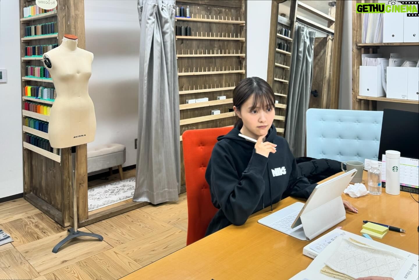 Sachika Nitta Instagram - ご報告があります。 本日、Edomより2つのブランドを発表させていただきます✨ これまで育んできた“らしさを味方につける装い“に続き、新たな道へ一歩踏み出しました。 【VALLAN(バラン) @vallan.jp 】 柔和から生まれた、素直で類ないデザイン ばらばらで良い、人々の調和を保つ”バランス” “ざっくばらん”の語源 「ざっく」と「ばらり」 心の殻をざっくりと破って、ばらりとすてる 気取らず、心を曝け出す様子 “ざっく”を削いだ、“ばらん”と自由で緩やかな状態 バランスを取りすぎない、類ないあなたへ 【BORRAKE(ボラケ) @borrake.official 】 Borrakeの由来は、「朝ぼらけ」。 夜から朝へ、暗闇を抜け明るくなっていくその瞬間は 何色か断定できない、柔らかさや希望を帯びたニュアンスに満ちています。 その色は毎朝異なり、ひとつとして同じ空模様はありません。 このジュエリーを身につけた日は、自分らしく、どこか背筋が伸びるような気がする。 そんな瞬間の積み重ねができたら。 Borrakeのアイテムがあなたの“雰囲気“の一部になれたら。 周囲の人をふと惹きつけてしまう 簡単なようで難しい魅惑の “雰囲気“ へ、私たちは挑み続けます。 そして・・ 空けといてねって匂わせとったこと・・ ブランド初の合同【POPUP】を東京にて開催いたします👏🏽 イベントにお越しいただいた方に優先で、今季コレクションのお披露目・ご注文とさせていただきます。 Spring Summer Collection 2024 in Tokyo 【日付】 4月19日(金)〜4月21(日) 【営業時間】 10:00~20:00 【住所】 Swell Coffee Roasters 〒153-0051 東京都目黒区上目黒1丁目-11-1 OAKBLDGⅡ イベントのご予約・詳細はこちらから。 - https://select-type.com/rsv/?id=-ZMz4gt8_bs&c_id=338910 私も店頭にいるので、みなさまとお会いできること楽しみにしております🥰 ブランドのHPも是非ご覧ください♡ - VALLAN https://www.vallan.jp/ - BORRAKE https://borrake.com 自社ブランドとして関わること全てが新鮮で、この準備期間はあっという間でした。 それは、トンネルの向こうの光が見えない、何が正解かわからない日々。 ただただ手探りで自分に何ができるかを考える夜明けの時間を過ごしました。 そんな時に、朝ぼらけの景色が心に寄り添ってくれたり、私らしさと言われる持ち前のざっくばらんな性格で、今日を迎えることができたような気がします。 何より、繊維や紙材の工場様、HP制作様、ロゴデザイナー様、運送会社様、撮影チーム、スタッフ、家族、多岐に渡る関係者の皆様、世間知らずの若造の想いを真正面から純粋に受け入れてくださり、時には議論を交わしたりと、幾度もの想いとお時間をかけて拘りに辛抱強くお付き合いいただけたこと、本当に有り難い日々の連続でした。 0からのスタートに携わってくださった皆さま、心より感謝申し上げます。 未熟者ですが、皆様のお声を聞きながら、志を忘れず 挑み続けたいと思いますので、お力添え、お心添えいただけますと大変嬉しいです。 初めまして、VALLANとBORRAKEをどうぞよろしくお願いいたします🙇🏼 新田さちか