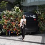 Sachika Nitta Instagram - “TOYOTA FLOWER” is being held today💐 ここどこかわかるけ〜？ 地元のみんなわかるやんね🙈 フォーラスの真ん前やよっ✨ 東京、福岡、北海道、大阪に続き、石川へ！ Flower artistの篠崎さんがデザインしたHIACE × FLOWERが展示されとって、可愛い花束をSNS投稿した方に限定プレゼントしてくださるそうです♡ 迫力満点のお花たちから元気をもらいました🌞 車から飛び出した大きな花束みたい。 車が鉢で、溢れんばかりのお花にも見える。 ヘリコニアとか、珍しいお花もいっぱいで見惚れていました♡ お祝いのプレゼントにはもちろん、日々の生活においても、お花があることで心が癒され整うような感覚があって私にとってかかせない生活習慣となっています。 男性からの花束もきゅんとしますよね♡ 本日既に開催中ですので、ご家族、カップル、ご友人、お一人でも是非ご来場くださいませ💐 #PR #TOYOTA #TOYOTAFLOWER