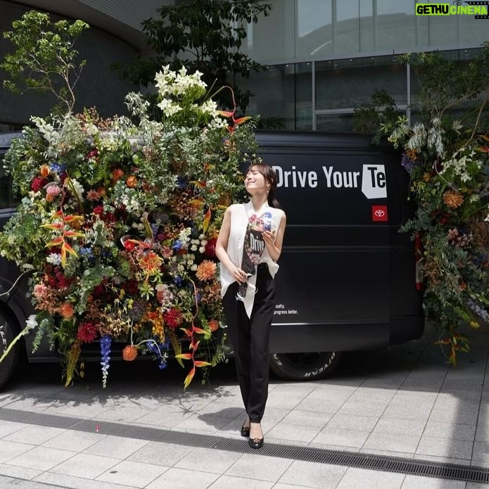 Sachika Nitta Instagram - “TOYOTA FLOWER” is being held today💐 ここどこかわかるけ〜? 地元のみんなわかるやんね🙈 フォーラスの真ん前やよっ✨ 東京、福岡、北海道、大阪に続き、石川へ! Flower artistの篠崎さんがデザインしたHIACE × FLOWERが展示されとって、可愛い花束をSNS投稿した方に限定プレゼントしてくださるそうです♡ 迫力満点のお花たちから元気をもらいました🌞 車から飛び出した大きな花束みたい。 車が鉢で、溢れんばかりのお花にも見える。 ヘリコニアとか、珍しいお花もいっぱいで見惚れていました♡ お祝いのプレゼントにはもちろん、日々の生活においても、お花があることで心が癒され整うような感覚があって私にとってかかせない生活習慣となっています。 男性からの花束もきゅんとしますよね♡ 本日既に開催中ですので、ご家族、カップル、ご友人、お一人でも是非ご来場くださいませ💐 #PR #TOYOTA #TOYOTAFLOWER