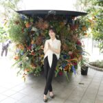 Sachika Nitta Instagram - “TOYOTA FLOWER” is being held today💐 ここどこかわかるけ〜？ 地元のみんなわかるやんね🙈 フォーラスの真ん前やよっ✨ 東京、福岡、北海道、大阪に続き、石川へ！ Flower artistの篠崎さんがデザインしたHIACE × FLOWERが展示されとって、可愛い花束をSNS投稿した方に限定プレゼントしてくださるそうです♡ 迫力満点のお花たちから元気をもらいました🌞 車から飛び出した大きな花束みたい。 車が鉢で、溢れんばかりのお花にも見える。 ヘリコニアとか、珍しいお花もいっぱいで見惚れていました♡ お祝いのプレゼントにはもちろん、日々の生活においても、お花があることで心が癒され整うような感覚があって私にとってかかせない生活習慣となっています。 男性からの花束もきゅんとしますよね♡ 本日既に開催中ですので、ご家族、カップル、ご友人、お一人でも是非ご来場くださいませ💐 #PR #TOYOTA #TOYOTAFLOWER