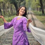 Sadia Ayman Instagram – আমার আকাশে সে এক সুখী রঙিন প্রজাপতি
যে তার রঙে রাঙায় আমায়, তার সুখ যেন
বিশাল এক ক্যানভাসে রং পেনসিলে আঁকি 🦋

Dress from @__red_button__