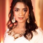 Sadia Ayman Instagram – Simple, glowy and elegant. 🤍✨