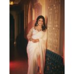 Sadia Ayman Instagram – The color of purity. 🤍✨

It was my red carpet look for the Meril Prothom Alo Award last night. ✨ I always prefer to be simple which made me feel more confident and comfortable. Thanks @saimoonamin_couture for designing this beautiful muslin full sleeve blouse pairing with the white silk saree. 
Thank you so much @signature.look.by.samia for the look i exactly wanted. Simple, glowy & elegant. ✨