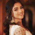 Sadia Ayman Instagram – The color of purity. 🤍✨

It was my red carpet look for the Meril Prothom Alo Award last night. ✨ I always prefer to be simple which made me feel more confident and comfortable. Thanks @saimoonamin_couture for designing this beautiful muslin full sleeve blouse pairing with the white silk saree. 
Thank you so much @signature.look.by.samia for the look i exactly wanted. Simple, glowy & elegant. ✨