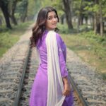 Sadia Ayman Instagram - আমার আকাশে সে এক সুখী রঙিন প্রজাপতি যে তার রঙে রাঙায় আমায়, তার সুখ যেন বিশাল এক ক্যানভাসে রং পেনসিলে আঁকি 🦋 Dress from @__red_button__
