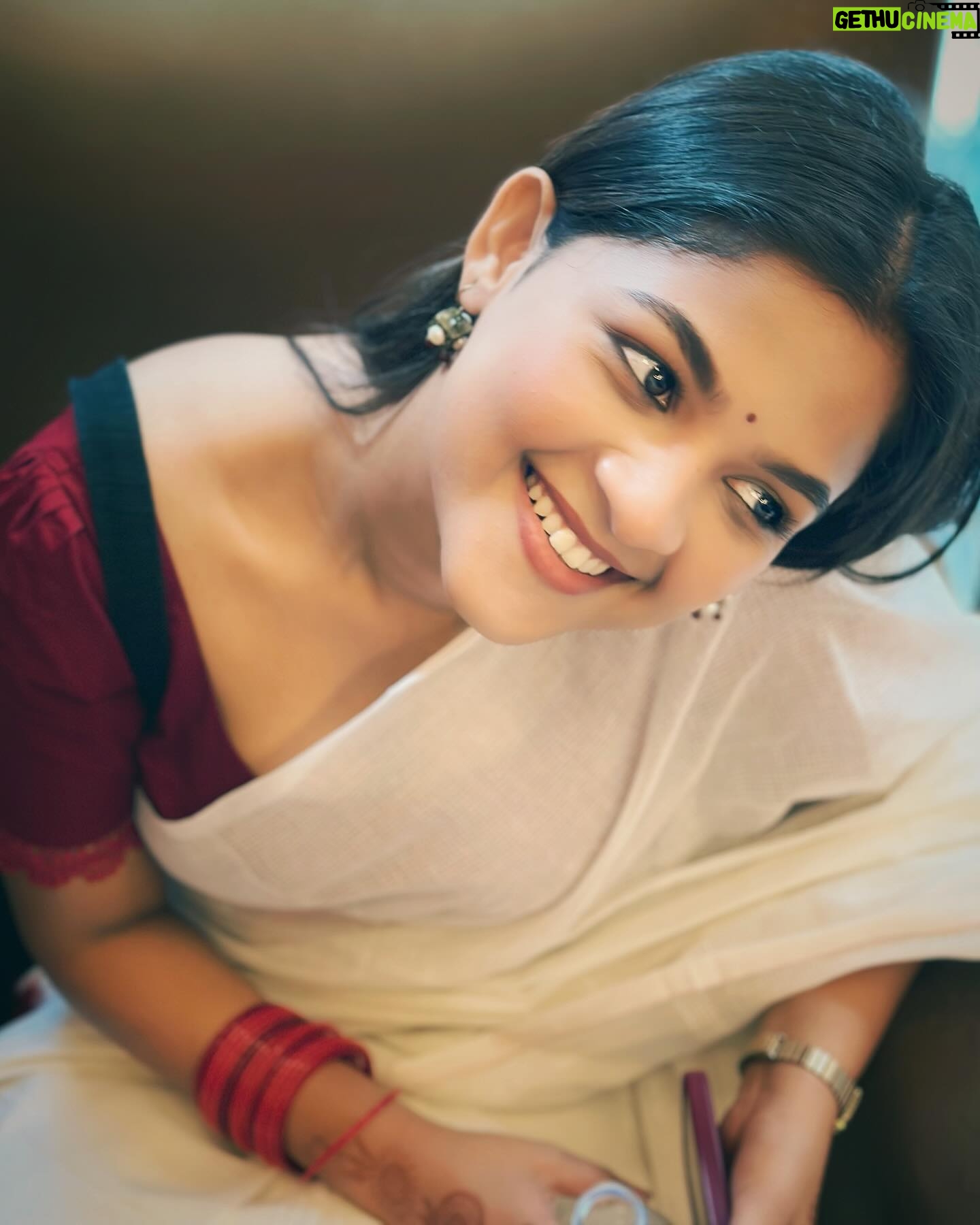 Sadia Ayman Instagram - তারপর? তার কথায় হেসে, লজ্জায় লাল হয়ে কাটিয়ে দেয়া যাবে এভাবেই কয়েকশ’ বিকেল ! 🌺