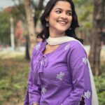 Sadia Ayman Instagram - আমার আকাশে সে এক সুখী রঙিন প্রজাপতি যে তার রঙে রাঙায় আমায়, তার সুখ যেন বিশাল এক ক্যানভাসে রং পেনসিলে আঁকি 🦋 Dress from @__red_button__