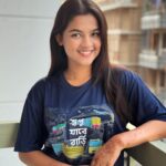 Sadia Ayman Instagram - স্বপ্ন যাবে বাড়ি গানটা শুনতেই এত ভালো লাগে যে টি-শার্ট পাওয়ার চান্সটা মিস করলাম না। বাই দ্য ওয়ে, তোমরা কী স্বপ্ন যাবে বাড়ি টি-শার্ট পেয়েছো? #shopnojabebari #স্বপ্ন_যাবে_বাড়ি