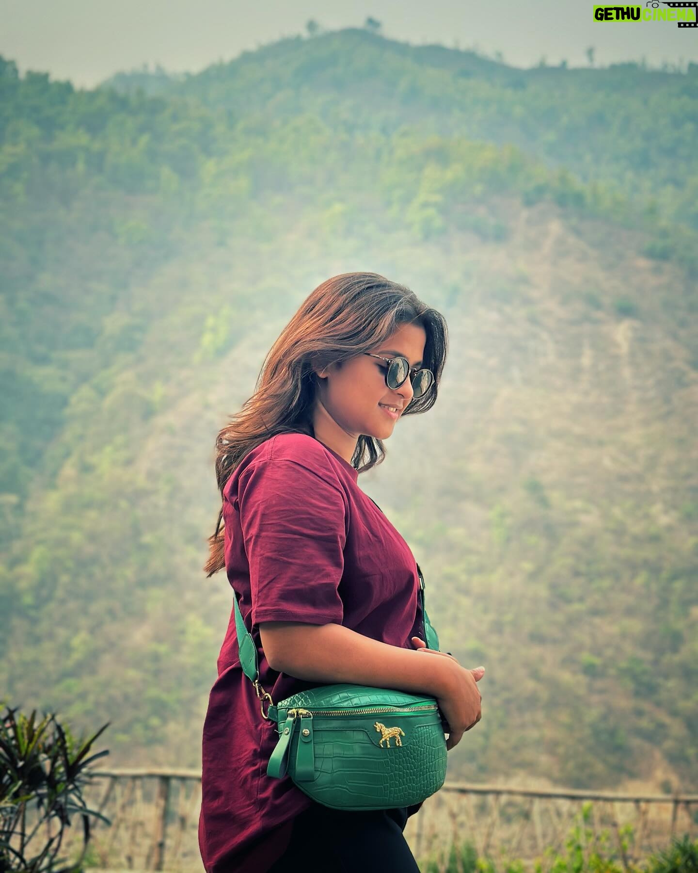 Sadia Ayman Instagram - Same day but two different places. It was a memorable journey of 8/9hrs by car from Kathmandu to Pokhara. Met some interesting characters, explored some places, tasted their authentic food and created a lot of memories! #missingnepal🇳🇵