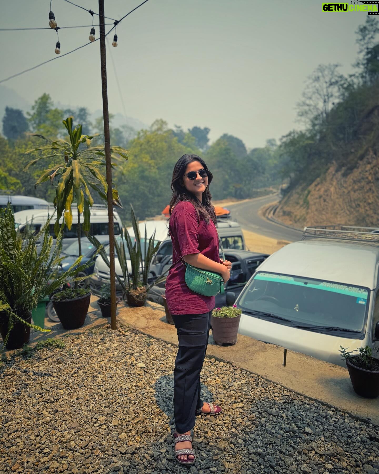Sadia Ayman Instagram - Same day but two different places. It was a memorable journey of 8/9hrs by car from Kathmandu to Pokhara. Met some interesting characters, explored some places, tasted their authentic food and created a lot of memories! #missingnepal🇳🇵