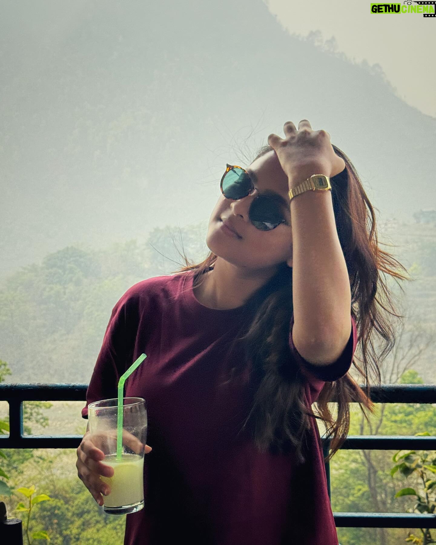 Sadia Ayman Instagram - Same day but two different places. It was a memorable journey of 8/9hrs by car from Kathmandu to Pokhara. Met some interesting characters, explored some places, tasted their authentic food and created a lot of memories! #missingnepal🇳🇵