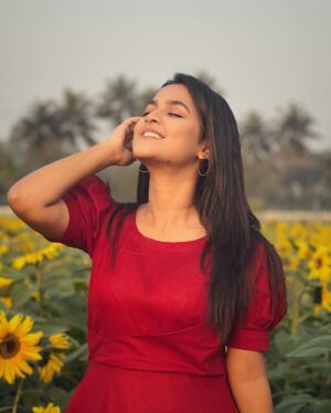 Sadia Ayman Instagram - আমায় ছেড়ে বল তুই কোথায় পালাবি?
পা বাড়ালেই মস্ত আকাশ, সেথায় আমায় পাবি…