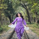 Sadia Ayman Instagram - আমার আকাশে সে এক সুখী রঙিন প্রজাপতি যে তার রঙে রাঙায় আমায়, তার সুখ যেন বিশাল এক ক্যানভাসে রং পেনসিলে আঁকি 🦋 Dress from @__red_button__