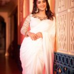 Sadia Ayman Instagram – White as snow, pure as love. 🤍✨

Wearing @saimoonamin_couture 
Makeover by @signature.look.by.samia 
Photos by @syedshahewar.hussain.7