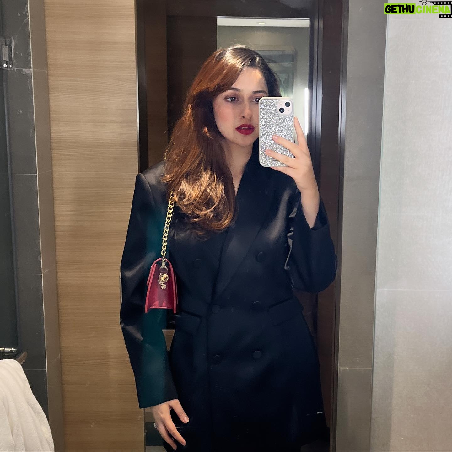 Sadia Khateeb Instagram - Hello mirror ❤️
