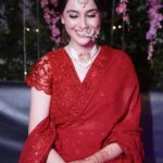 Sadia Khateeb Instagram - Issi jhoomar k neeche milegi shantiprriya ki laash 💫 🌸 Shot by - @storiesbythedal @faisalbhat111 Styled by - @shrushti_216 in @asopalav @rubans.in @oakpinionpr @swabhimannjewellery @nidhisablokjewellery @colatchofficial @make.upbyinsha @amit_brahmi #vibes #mehandi